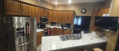 Mikrobølgeovn, ovn, kokeplater og oppvaskmaskin