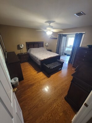 3 chambres, bureau, Wi-Fi, literie fournie