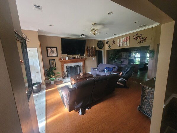 Smart TV, fireplace
