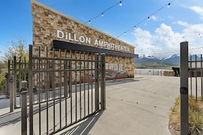 Un edificio de piedra con un cartel que dice 'Dillon Amphitheater' y una entrada con rejas.