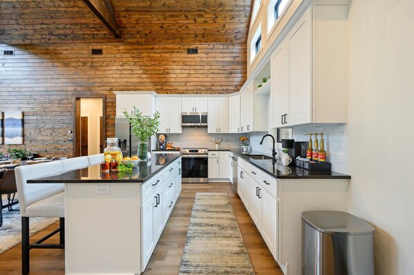 Micro-ondes, four, plaque de cuisson, lave-vaisselle