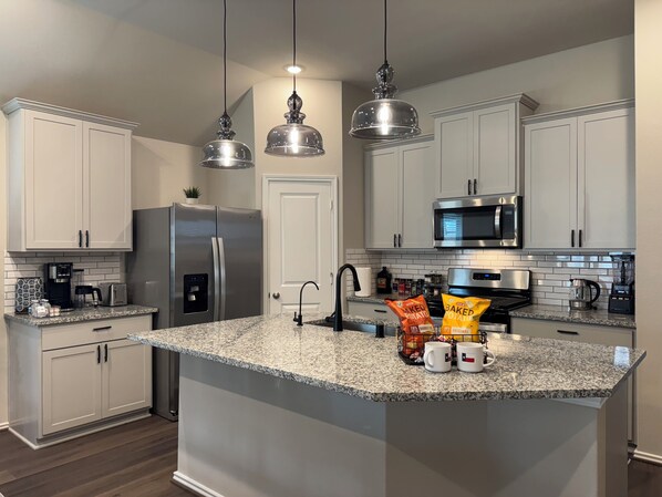 Een microgolfoven, een oven, een kookplaat, een vaatwasser