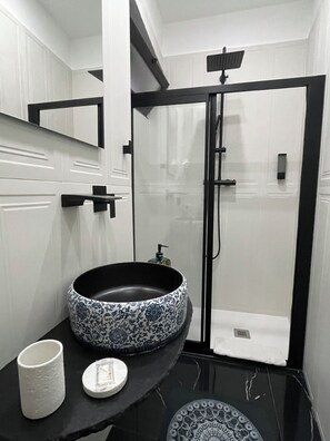 Douche, sèche-cheveux, serviettes fournies