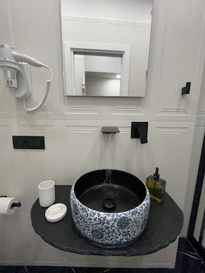 Dusche, Haartrockner, HandtĂŒcher