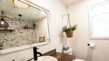 Suihku, hiustenkuivaaja, pyyhkeet, vessapaperi