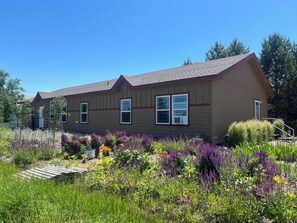 Exterior - Cheerful 4 bedroom home! Quiet and spacious! (Cody)