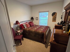 4 bedrooms, iron/ironing board, WiFi, bed sheets - Cheerful 4 bedroom home! Quiet and spacious! (Cody)