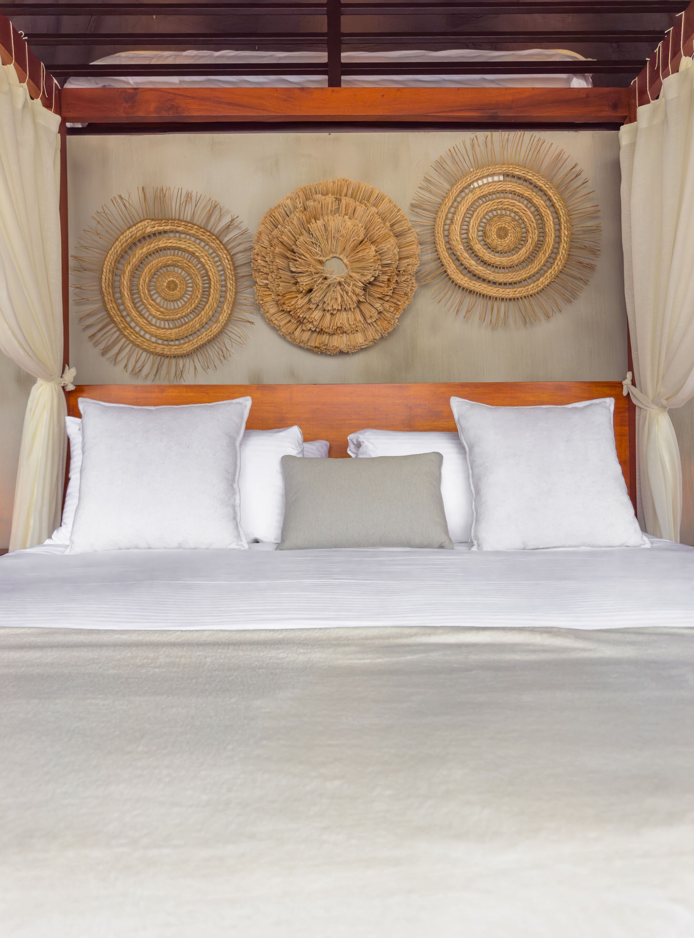 Deluxe-rum | Sängtillbehör av högsta kvalitet och värdeförvaringsskåp på rummet