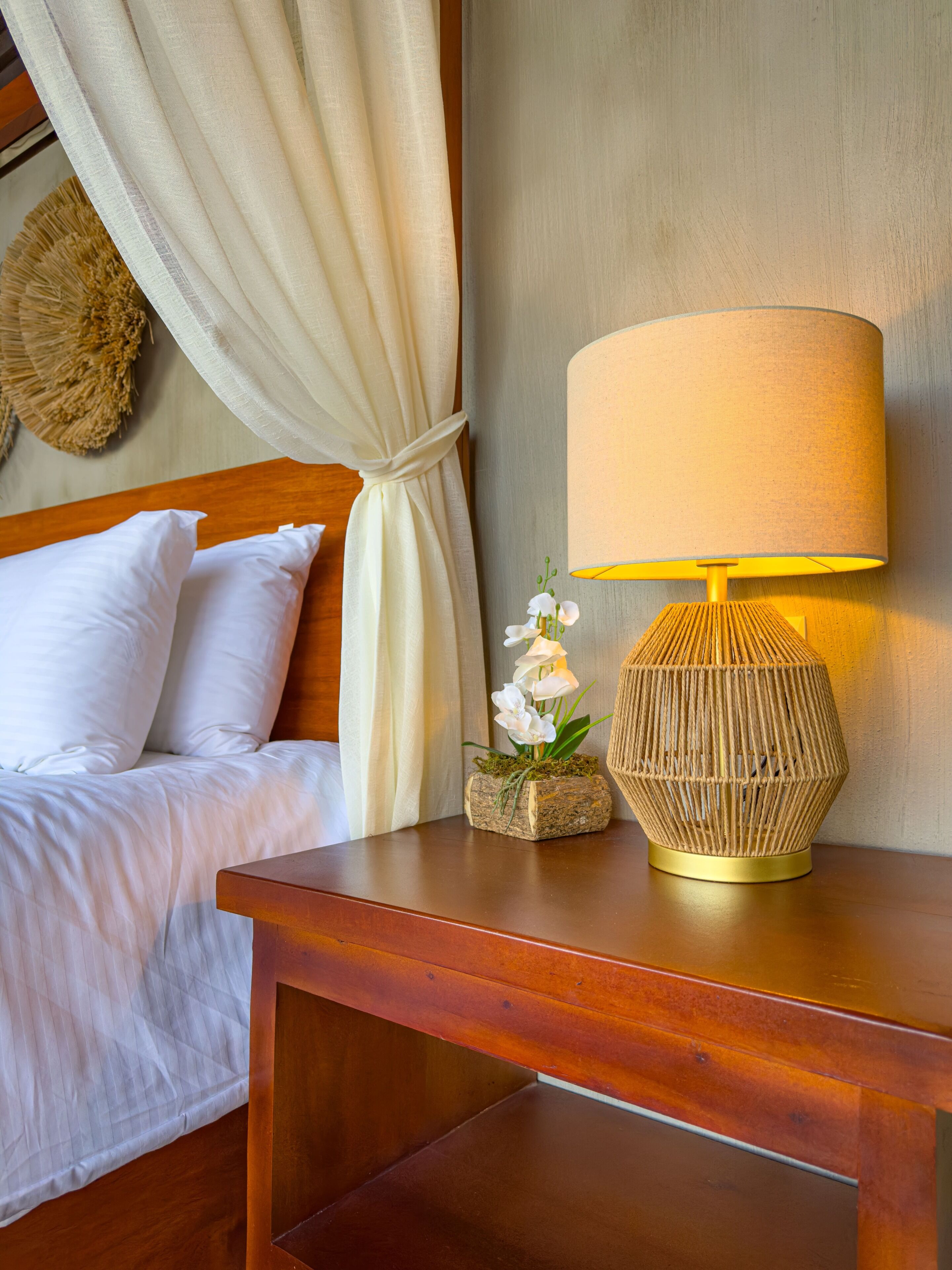 Deluxe-rum | Sängtillbehör av högsta kvalitet och värdeförvaringsskåp på rummet