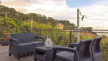 Premium bedding, in-room safe, free WiFi, bed sheets