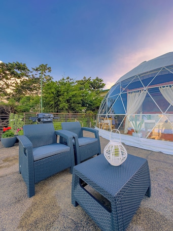 Ropa de cama de alta calidad y caja de seguridad en la habitación