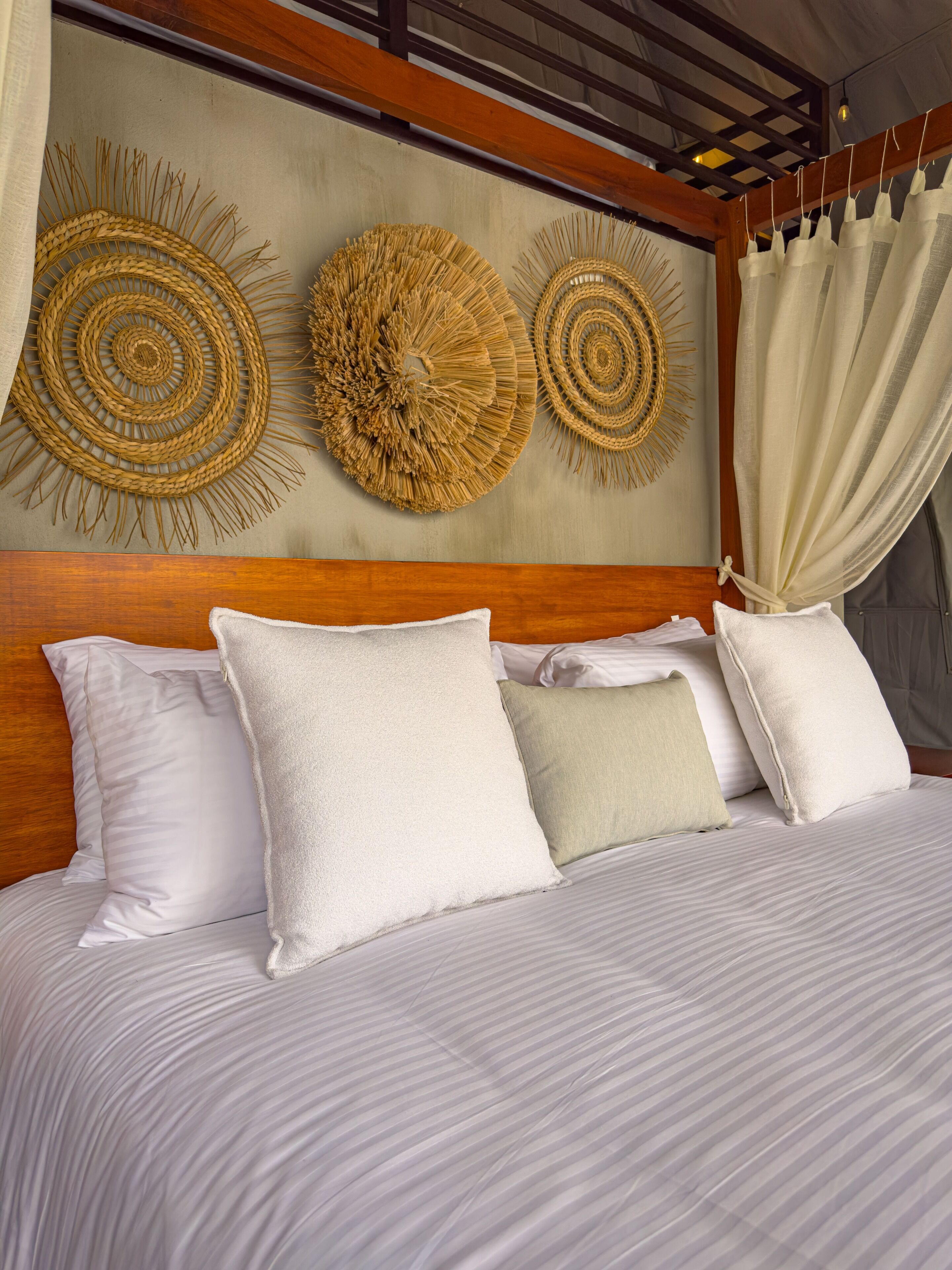 Domo estándar | Sängtillbehör av högsta kvalitet och värdeförvaringsskåp på rummet