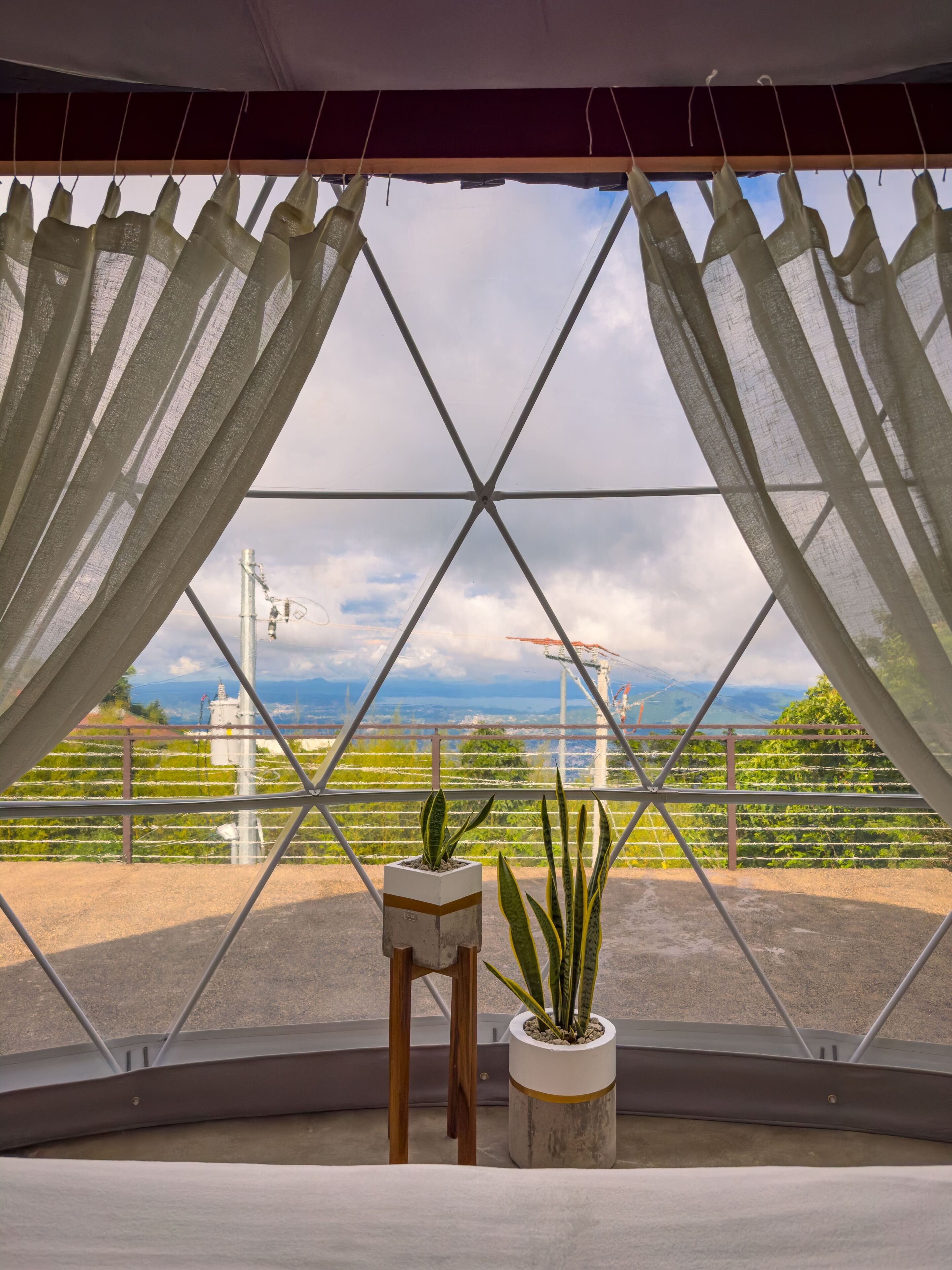 Deluxe-rum | Sängtillbehör av högsta kvalitet och värdeförvaringsskåp på rummet