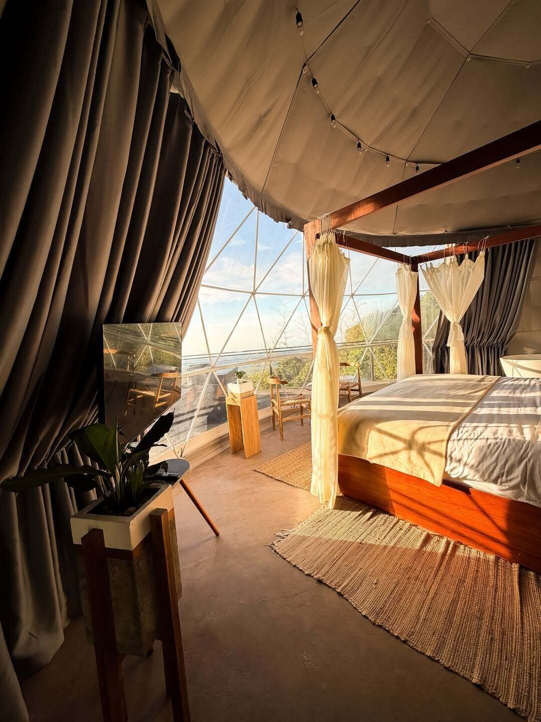 Deluxe-rum | Sängtillbehör av högsta kvalitet och värdeförvaringsskåp på rummet