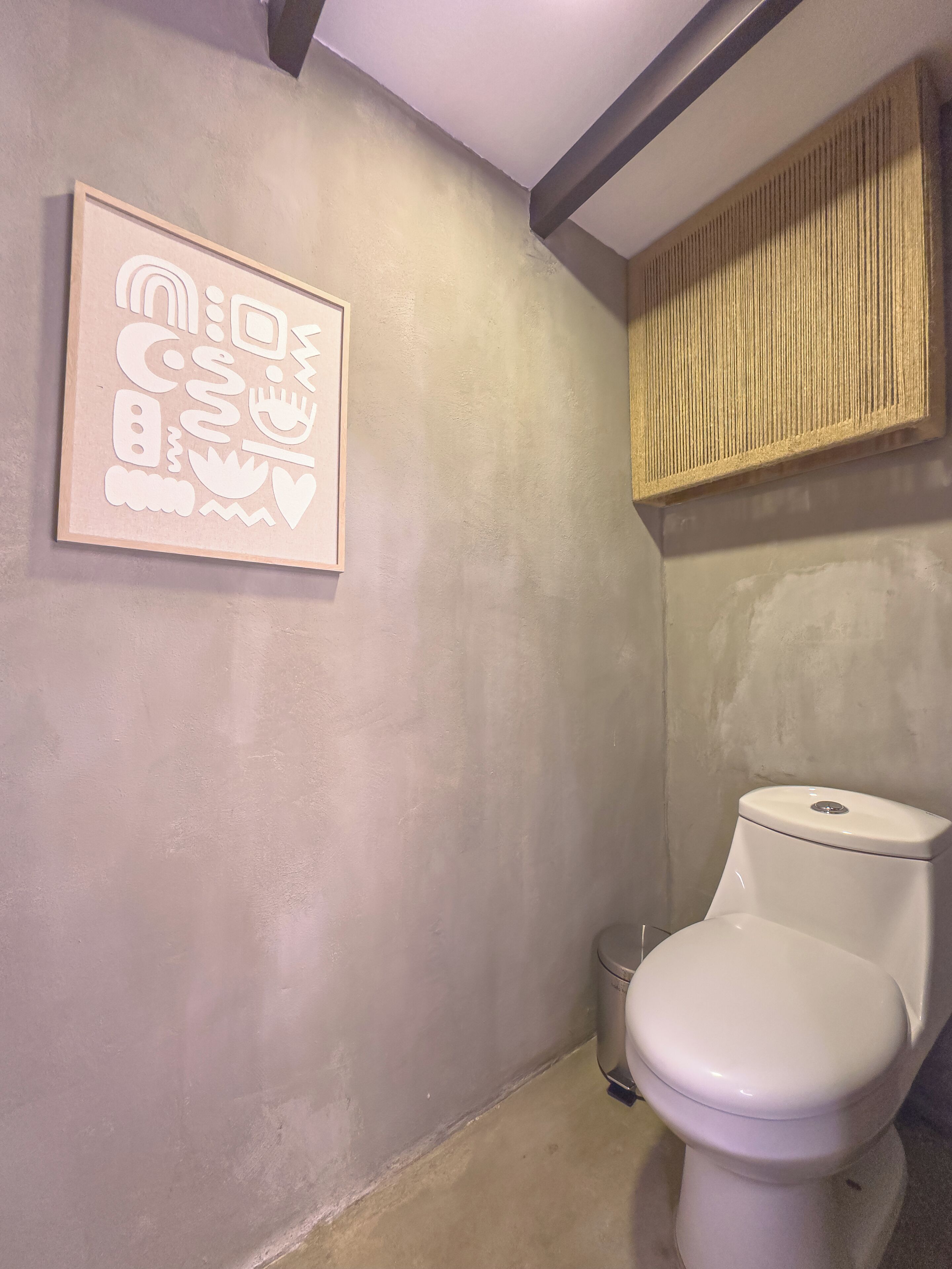 Separat badekar og dusj, håndklær, såpe og sjampo