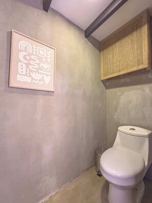 Aðskilið baðker/sturta, handklæði, sápa, sjampó