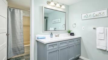 淋浴/盆浴组合、吹风机、毛巾、肥皂