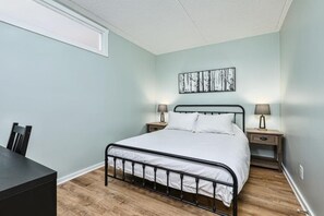 Tabla de planchar con plancha, wifi gratis y ropa de cama 