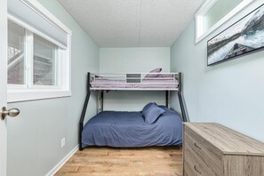 Iron/ironing board, free WiFi, bed sheets