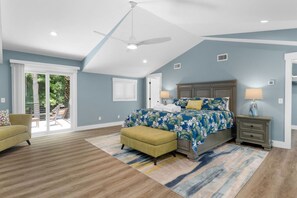 7 dormitorios, escritorio, tabla de planchar con plancha y cuna de viaje