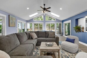 Una Smart TV, un futbolín, una mesa de tenis de mesa, libros