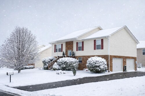 3 Bedroom Home in quiet community close to Douglas & Cherokee Lakes/Dollywood!