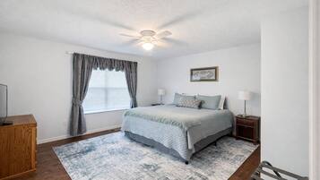 3 chambres, bureau, fer et planche Ă repasser, lit parapluie