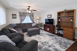Smart TV, books - Great Location - Smoky Mtn Retreat - Douglas & Cherokee Lakes nearby! (Dandridge)