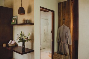 Een douche, milieuvriendelijke toiletartikelen, een haardroger