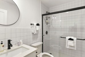 Deluxe Twin Room, 1 Queen Bed | Bathroom