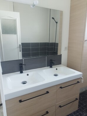 Jabón y papel de baño 
