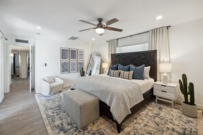 5 habitaciones, escritorio y tabla de planchar con plancha 