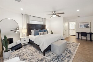 5 soverom, skrivebord, strykejern/-brett og reiseseng for barn