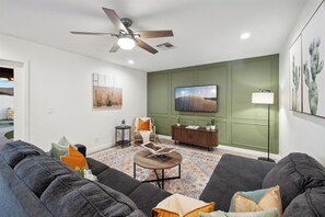 Smart TV, table tennis