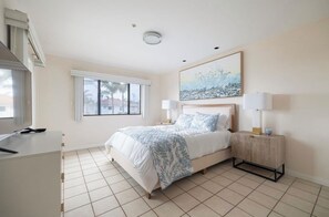 4 bedrooms, iron/ironing board, WiFi, bed sheets - Moonlight dream! 4-bedroom, 4-bathroom ocean view home 1 block from the beach. (Encinitas)