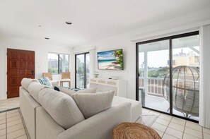 Smart TV - Moonlight dream! 4-bedroom, 4-bathroom ocean view home 1 block from the beach. (Encinitas)