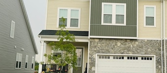 Red Cherry Oasis - Charming 2 bedroom villa with AC, WiFi in serene Aldie