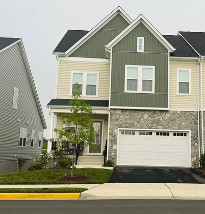 Red Cherry Oasis - Charming 2 bedroom villa with AC, WiFi in serene Aldie