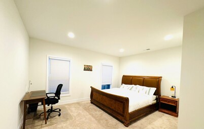 Red Cherry Oasis - Charming 2 bedroom villa with AC, WiFi in serene Aldie