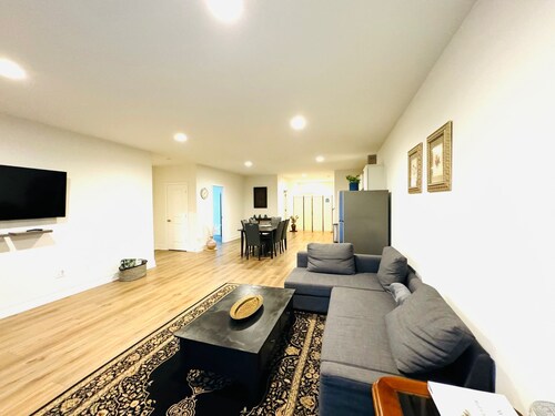 Red Cherry Oasis - Charming 2 bedroom villa with AC, WiFi in serene Aldie