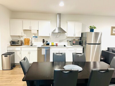 Red Cherry Oasis - Charming 2 bedroom villa with AC, WiFi in serene Aldie