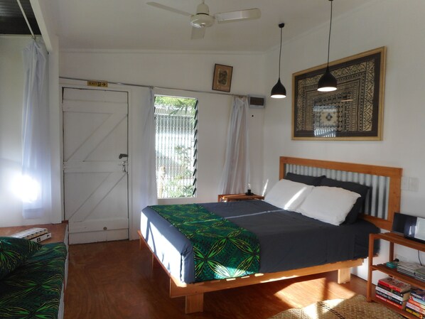 2 bedrooms, internet, bed sheets