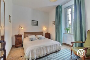 4 bedrooms, iron/ironing board, travel crib, free WiFi