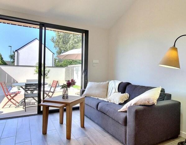 Una televisión, libros