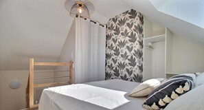 1 slaapkamer, een strijkplank/strijkijzer, gratis wifi, beddengoed