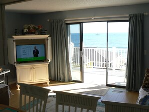 Smart-tv, een dvd-speler en boeken