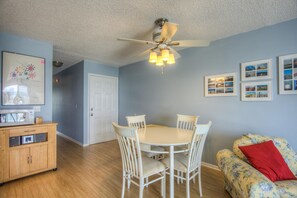 Smart-tv, een dvd-speler en boeken