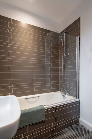 Shower, hair dryer, towels, toilet paper - Stylish urban oasis, central, modern and fully equipped (Belfast)