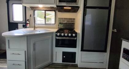 Cozy RV in Quaint Klamath with AC, WiFi, DISH network, fully hooked up.