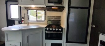 Cozy RV in Quaint Klamath with AC, WiFi, DISH network, fully hooked up.